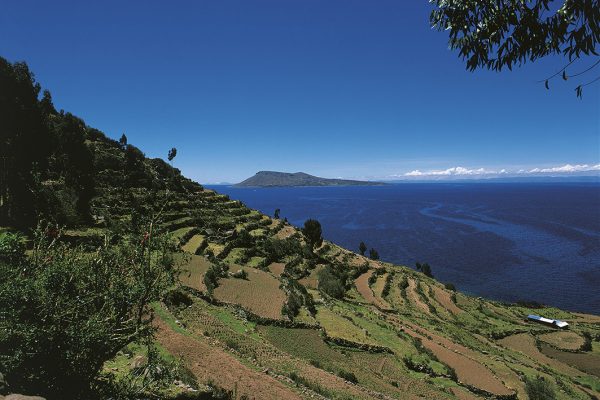Vista a la Isla Amantani desde la Isla Taquile - Puno